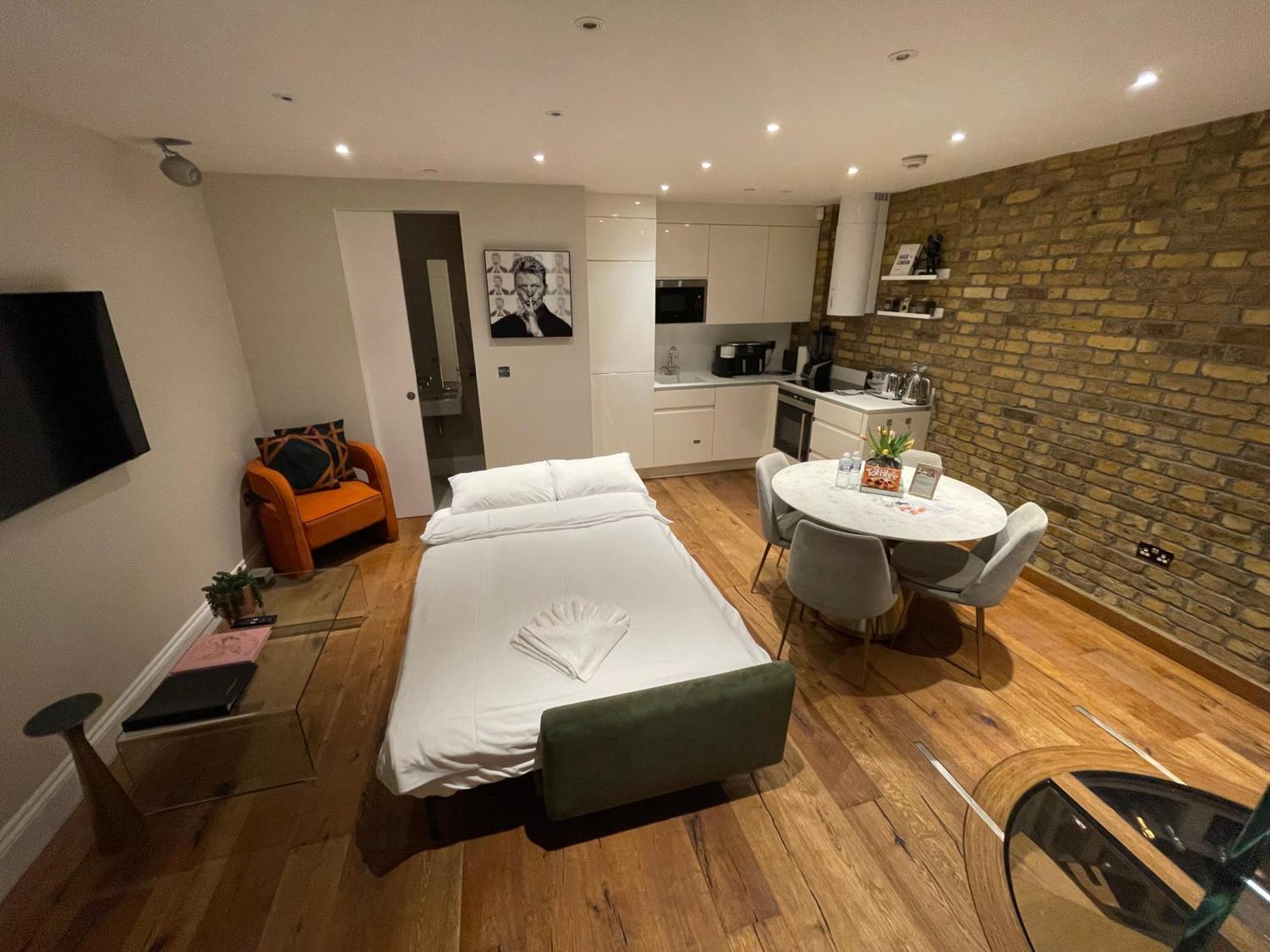 Soho Harmony Haven: Chic 2-bed, 2-bath Urban Retreat * Londres