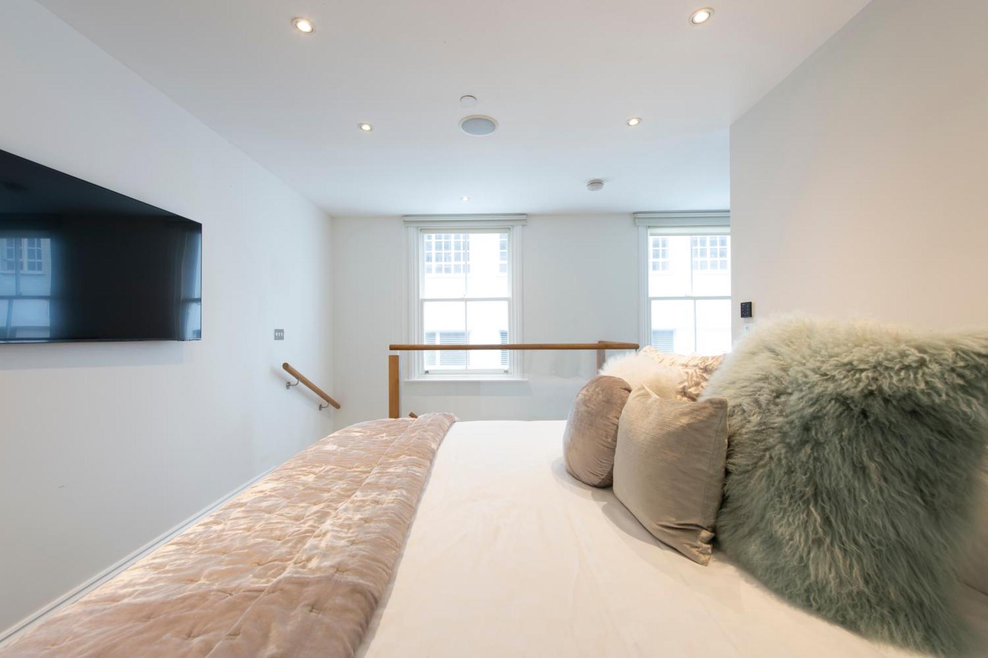 Soho Harmony Haven: Chic 2-bed, 2-bath Urban Retreat Londres