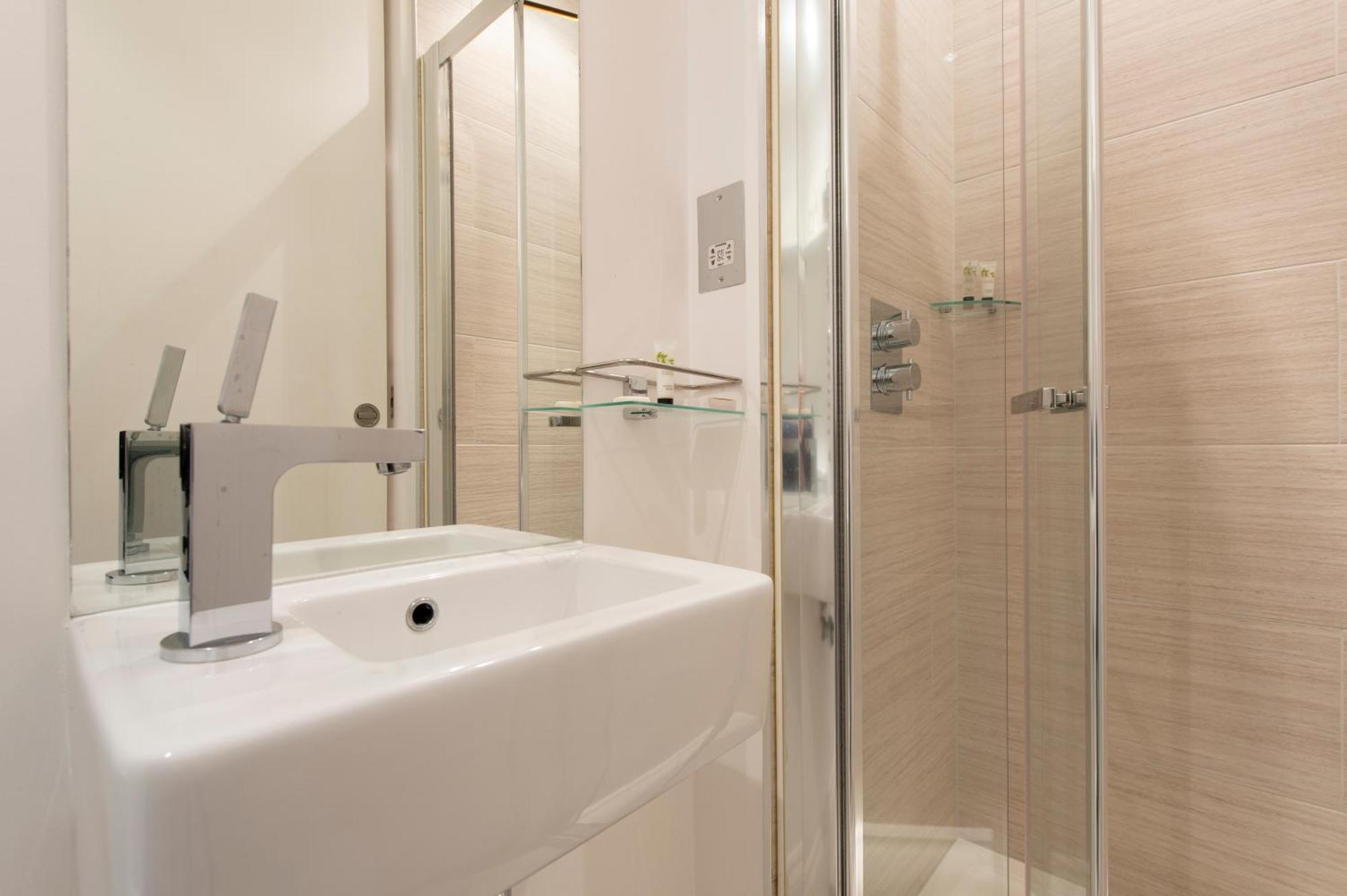 Soho Harmony Haven: Chic 2-bed, 2-bath Urban Retreat Appartement