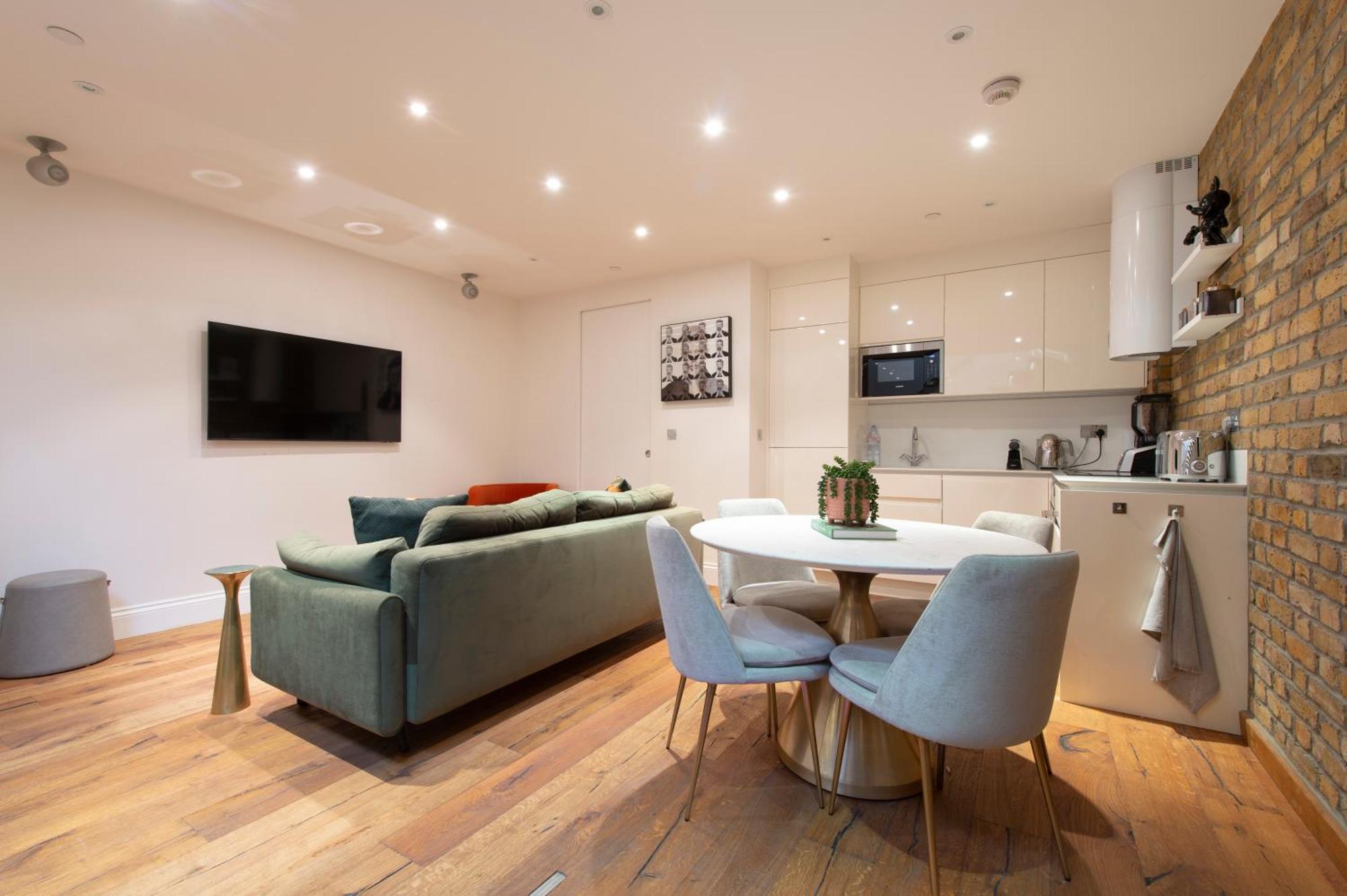 Soho Harmony Haven: Chic 2-bed, 2-bath Urban Retreat Londres